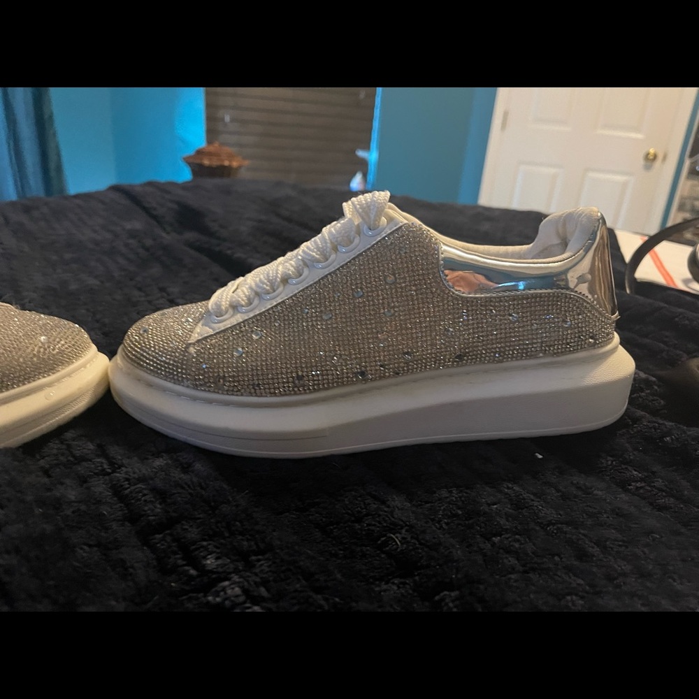 Brand new shoes the pics don’t do them justice shiny and excellent condition